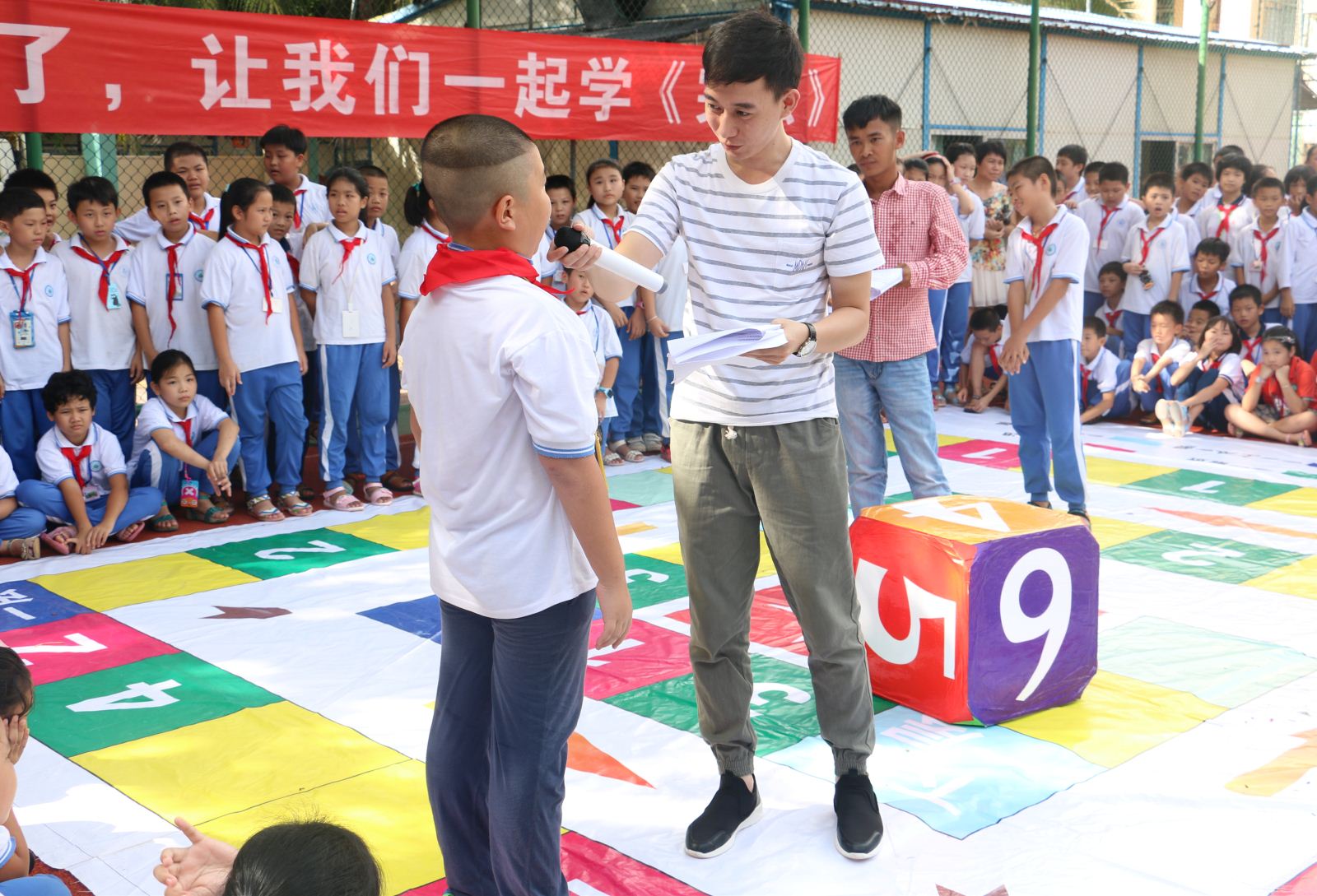三亚市法学会带领学生们走进《宪法》世界
